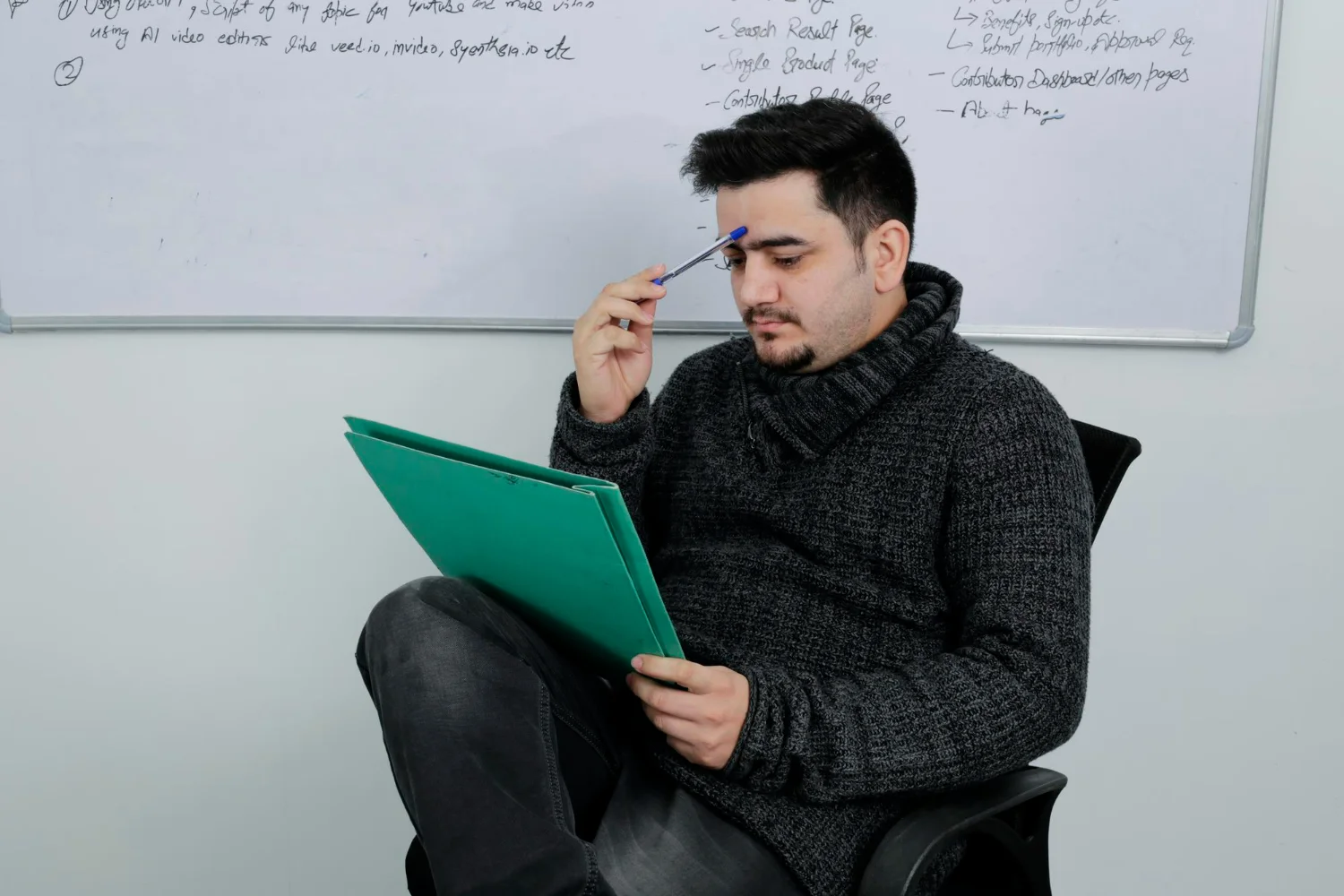 Professor em frente a quadro branco de sala de aula enquanto analisa qual teste estatístico usar em sua pesquisa.